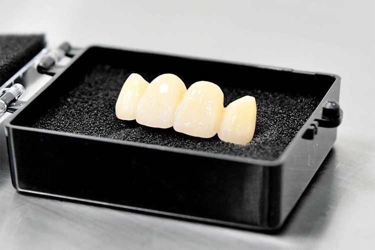 ①クリニック外観　②治療の様子　③治療の様子