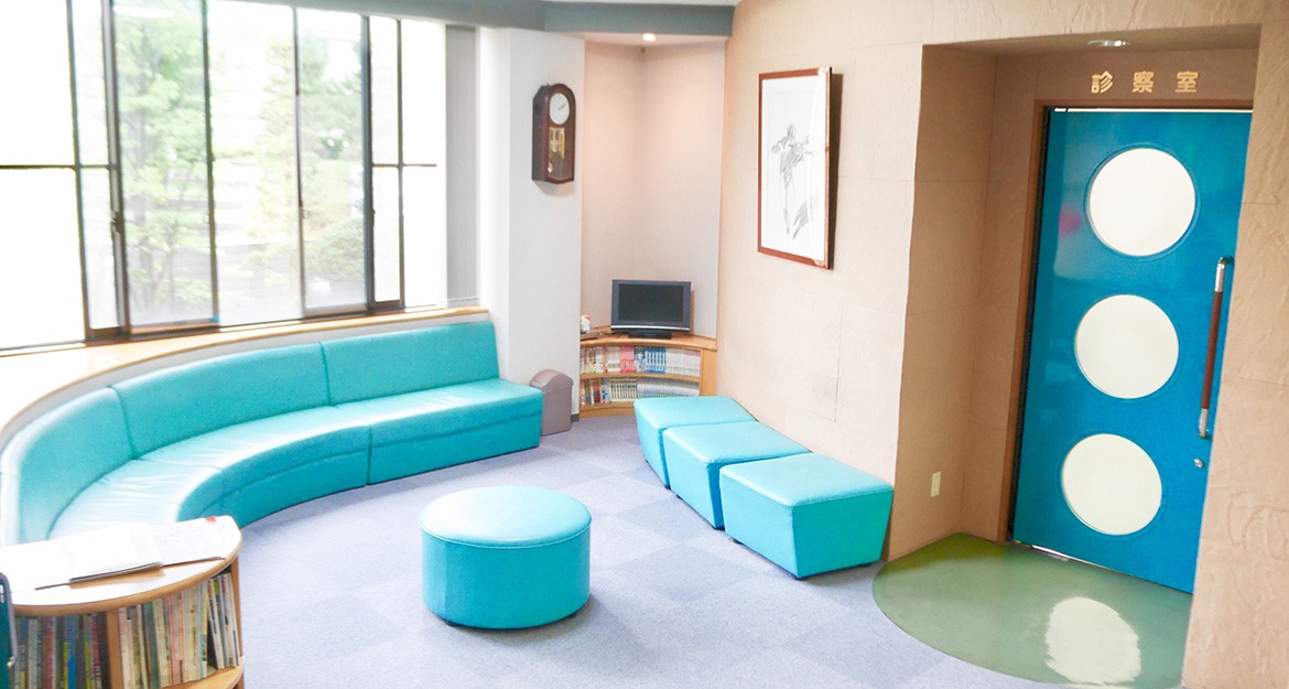 ①外観②待合室③診療室