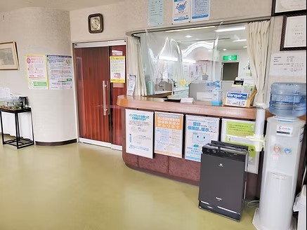 ①クリニック外観②受付③待合室