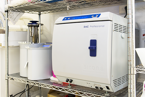治療器具は滅菌処理器によって清潔に保っています