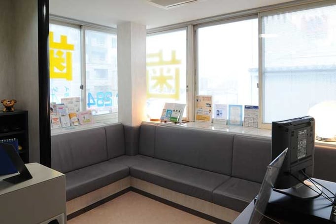 ①外観②待合室③受付