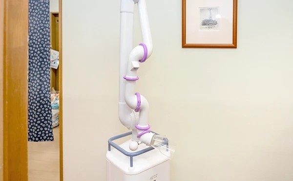 口腔外バキュームで治療時の粉塵を吸入します