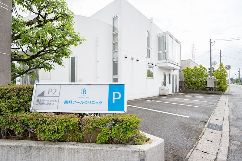 ①クリニック外観②駐車場③玄関