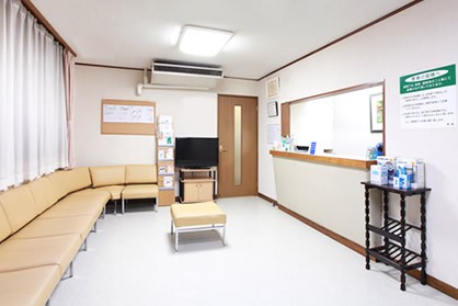 ①外観②待合室③診療室