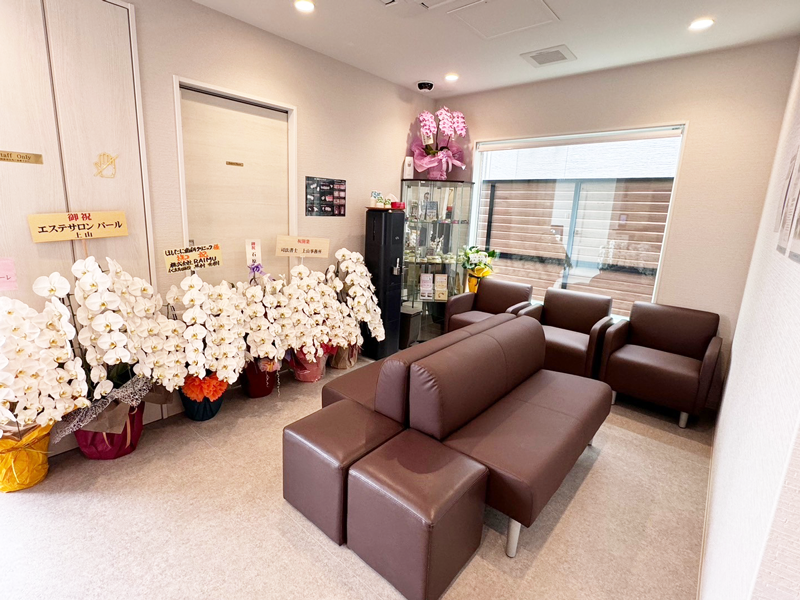 ①クリニック外観②待合室③診療チェア