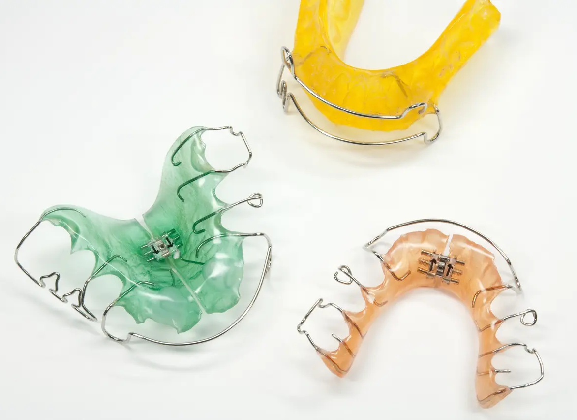 お子様の歯の状態に合わせて適切な矯正治療を行います