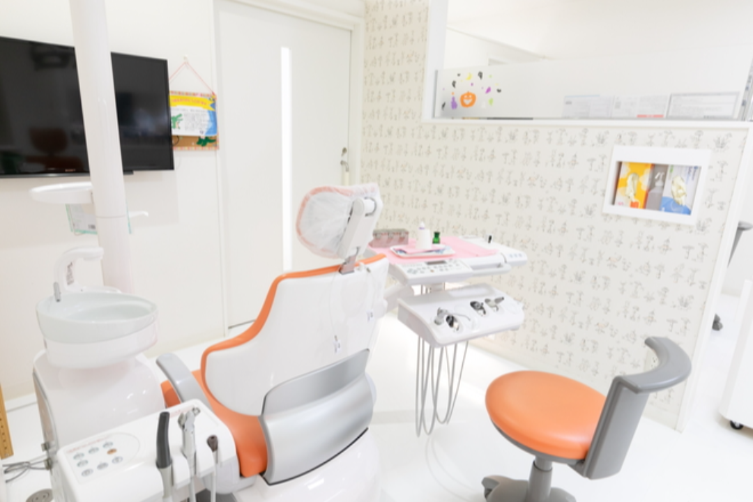 ①医院外観②医院内観③個室の診療室