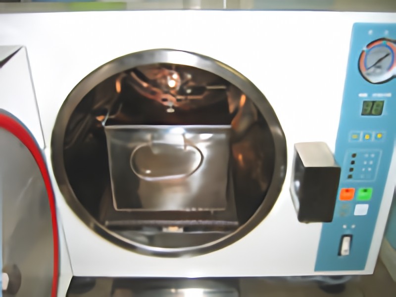 ①医院外観②デジタルレントゲンを導入③高圧蒸気減菌器（オートクレーブ）