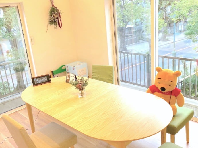 お子様もリラックスできる明るい院内