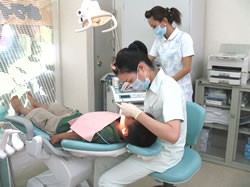 ①クリニック外観　②診療室　③治療の様子