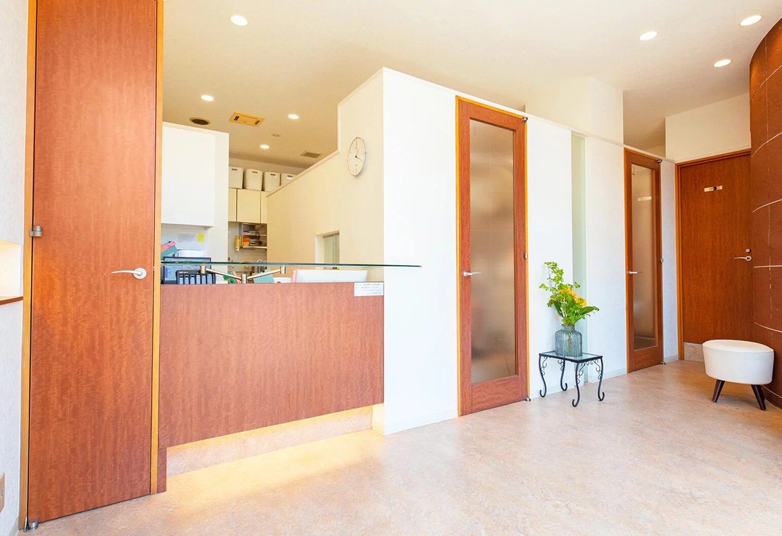 ①クリニック外観②待合室③診療室