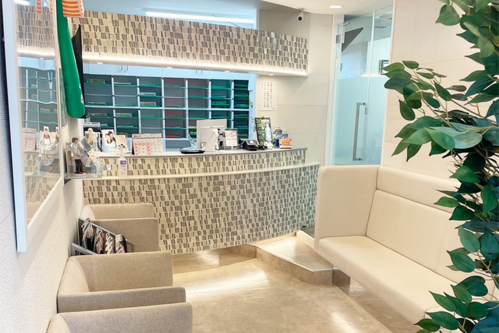 ①受付②待合室③大型モニター