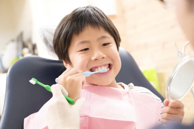 治療は無理なく、お子様が歯科医院に慣れることから始め、楽しい場所としての印象を持たせることを大切にしています。