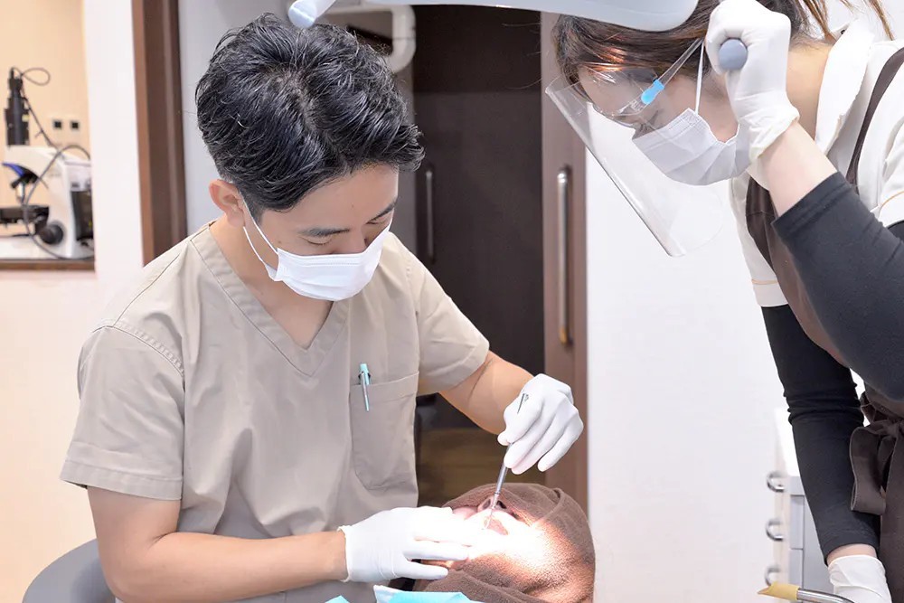 経験豊富な歯科医師が担当し、これまで培ってきた技術と知識をもとに安全性に配慮した治療を行っています。
