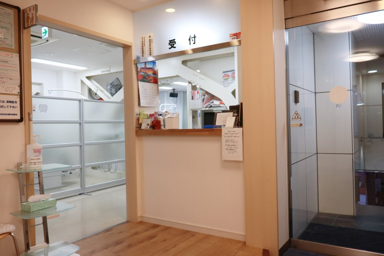 ①クリニック外観②受付③待合室