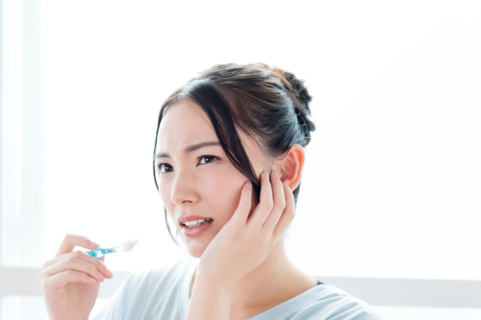 知覚過敏は日常生活での不快感につながるため、早めに歯科医師に相談することが大切です