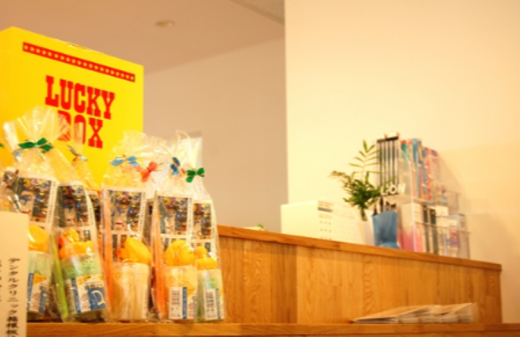 ①受付②待合室