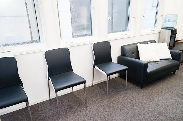 ①診療室 ②受付 ③待合室