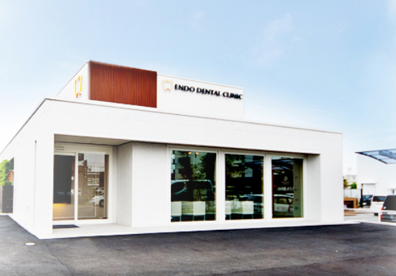 ①クリニック外観　②受付・待合室　③診察室