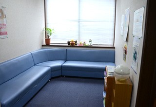 落ち着いた色合いの待合室です