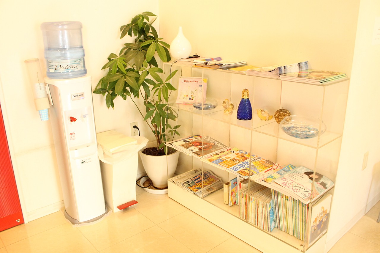 待合室にはウォーターサーバーが設置されています