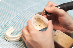 入れ歯が合わないと感じている方には、細かい調整を行い、痛みを軽減し、しっかり咬める状態を実現します。