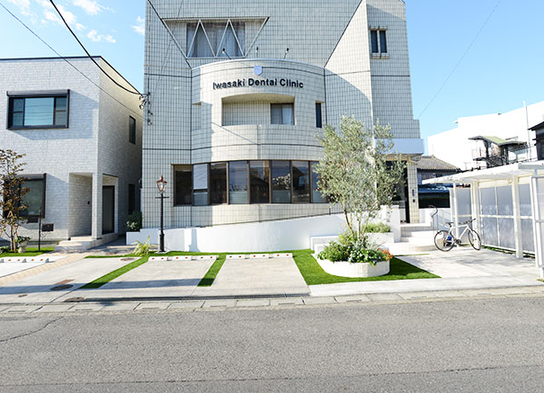 ①クリニック外観　②受付・待合室　③キッズルーム