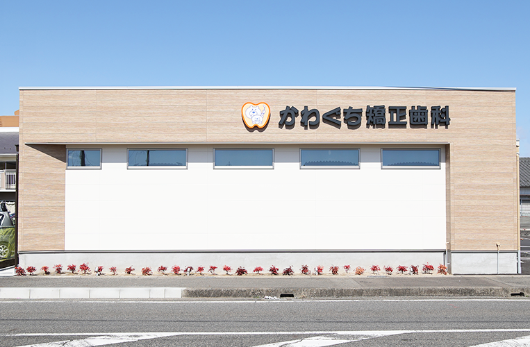 ①クリニック外観　②受付　③待合室