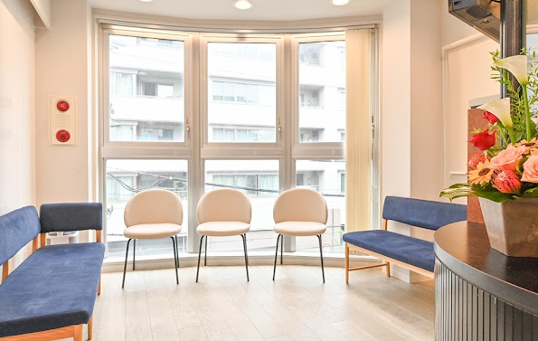 ①待合スペース②治療室③外観