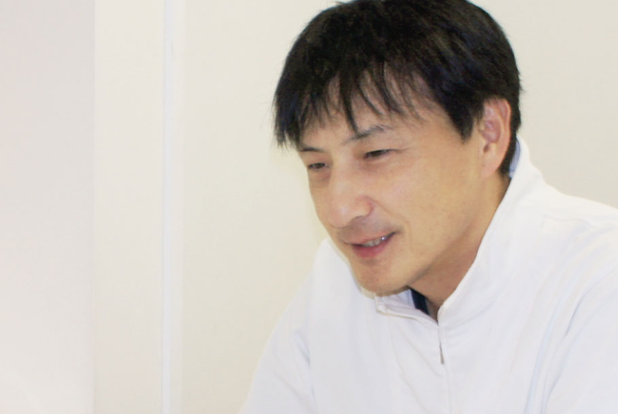 院長の梅木　伸一