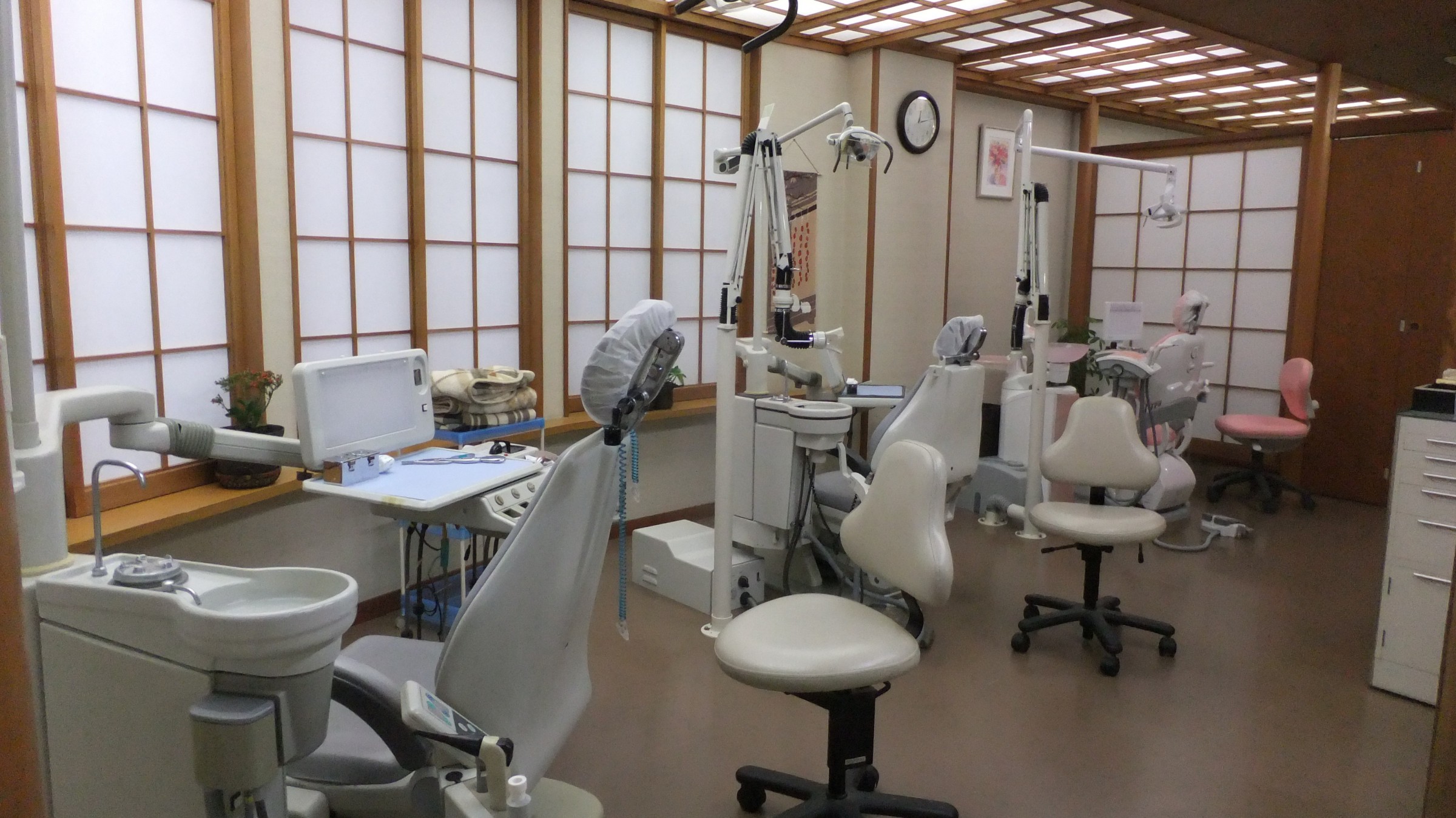 ①クリニック外観②待合室③診療室