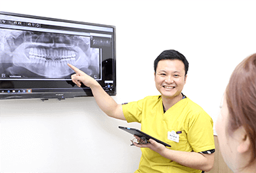 カウンセリングの様子。どの年代の患者様にも適した矯正治療を提供します。