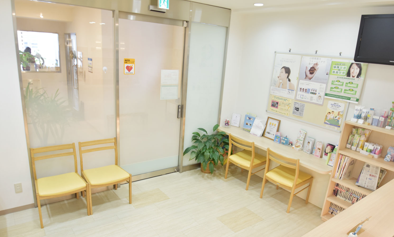 ①クリニック外観　②受付　③待合室