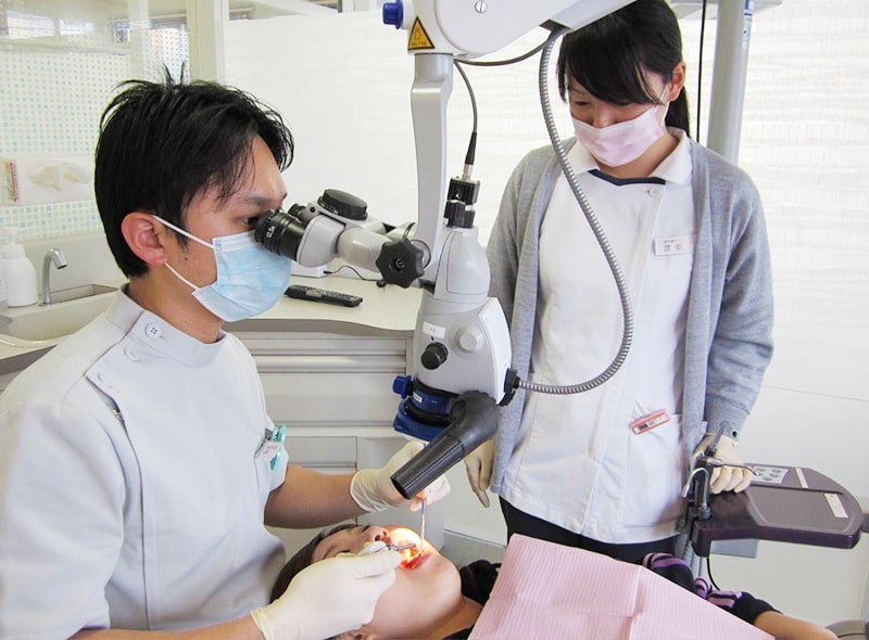 マイクロスコープを使用した精密治療
