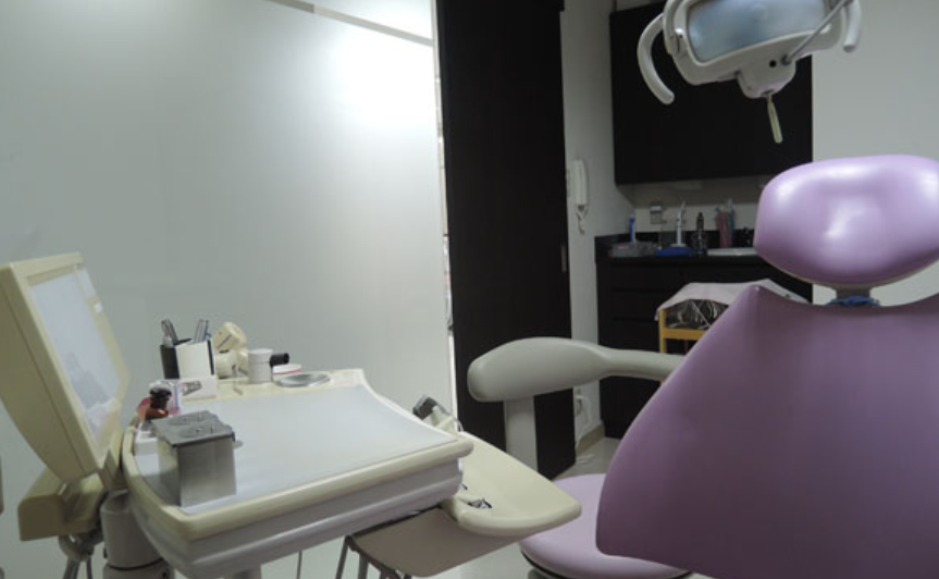 インプラントには手術が必要です。