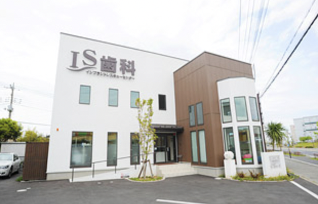 ①クリニック外観②待合室③診療チェア