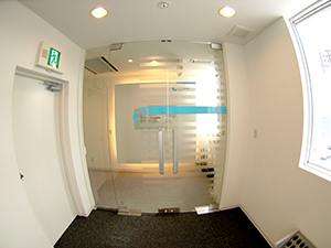 【土曜日診療対応】【草加駅徒歩14分】患者様に「丁寧」「待たない」「痛くない」を最優先に心がけた診療を行う「イースト歯科クリニック」