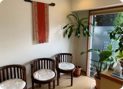 ①クリニック外観②受付③待合室