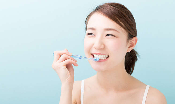 歯磨きする女性