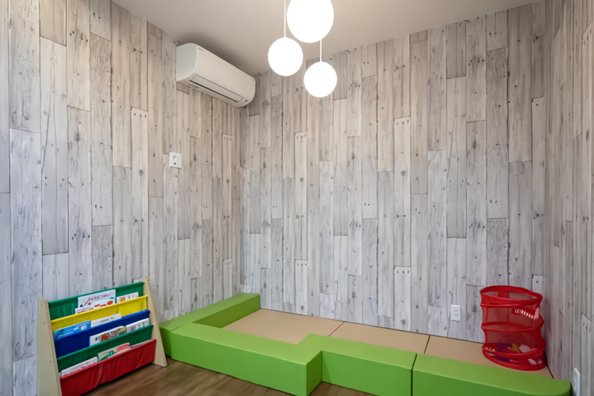 キッズスペースには絵本やおもちゃなどを取り揃えています