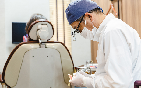 保険診療と自由診療の入れ歯の違いや、それぞれのメリット・デメリットをわかりやすく丁寧に説明いたします。