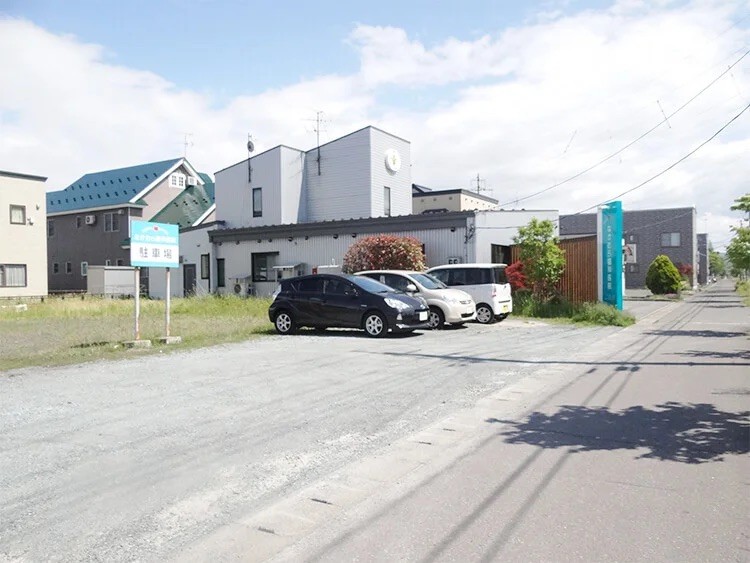①医院外観②駐車場完備③待合室