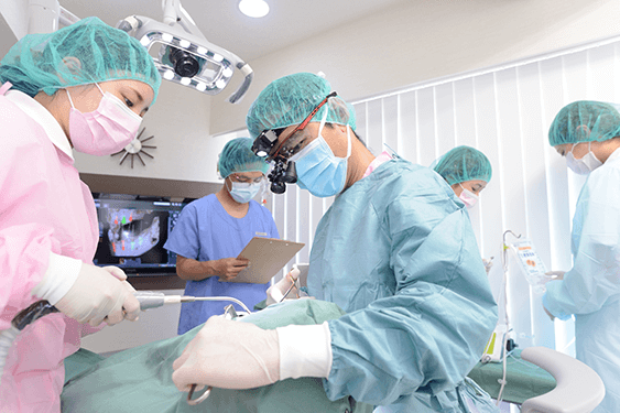 CTを活用した精密な診査を行い、患者様の骨の状態を詳細に確認した上で治療計画を立てます