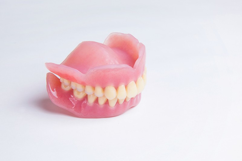 入れ歯・義歯を利用することで食べ物を噛みやすくなります