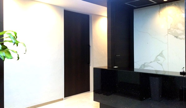 ①受付②待合室③診療チェア