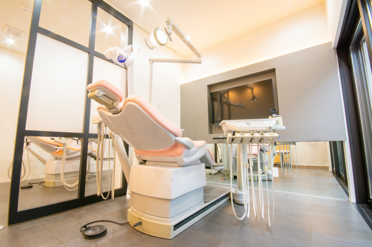 ①クリニック外観②待合室③診療室