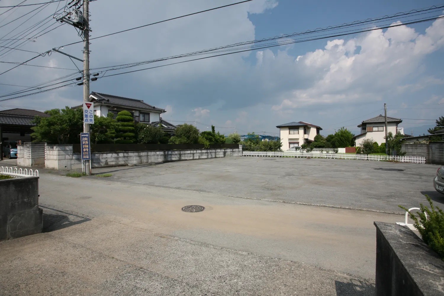 ①医院外観②待合室③駐車場