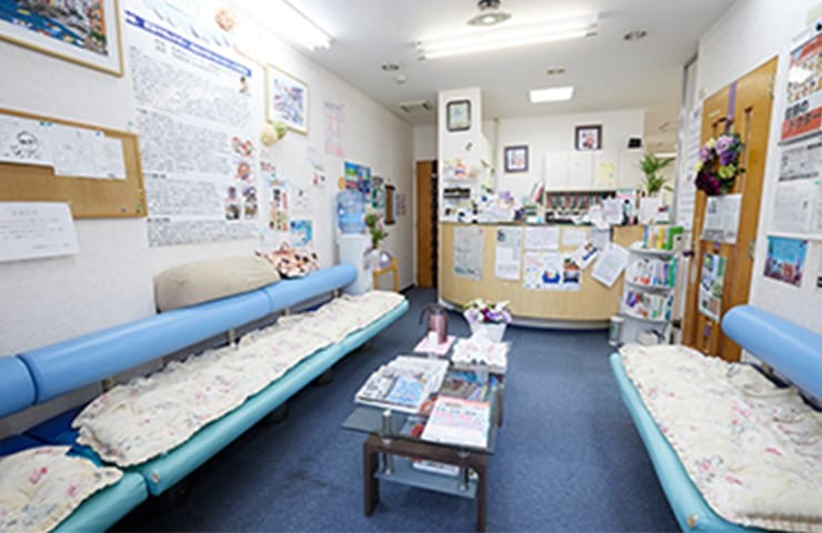 ①クリニック外観　②クリニック外観　②受付・待合室