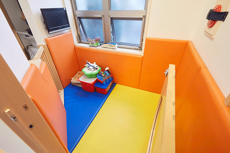 ①医院外観②診療室③キッズスペース