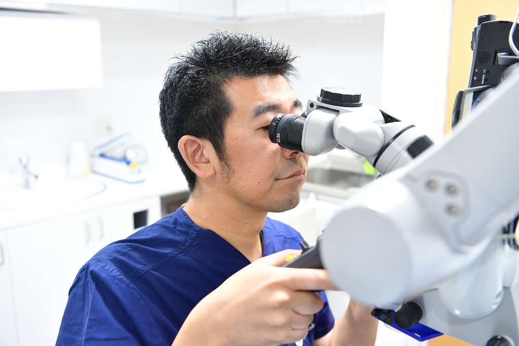 マイクロスコープを使用した歯の神経の治療